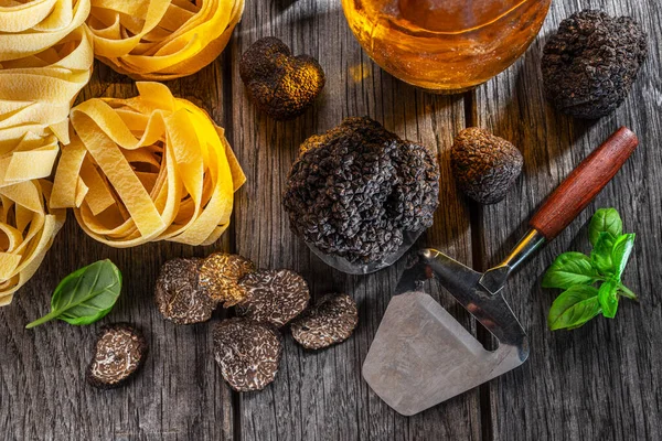 Black Edible Winter Truffle Tagliatelle Fresh Basil Wooden Table Most — Fotografia de Stock