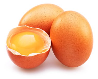 Kahverengi tavuk yumurtaları ve yumurta sarısı beyaz arka planda izole edilmiş..