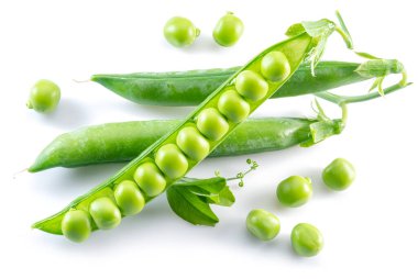 Beyaz arkaplanda izole edilmiş mükemmel yeşil bezelyeler.