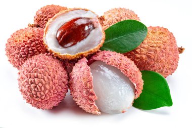 Tüm ve açık liçi meyvesi beyaz arka planda izole.