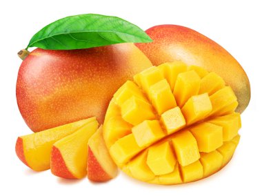 Yeşil yapraklı mango meyveleri ve beyaz arka planda izole edilmiş kirpi tarzında kesilmiş mango..