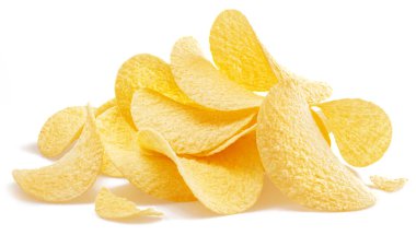 Beyaz arka plan üzerinde izole lezzetli patates cipsi.