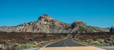 Teide Ulusal Parkı 'nda boş asfalt yol. Tenerife Adası.