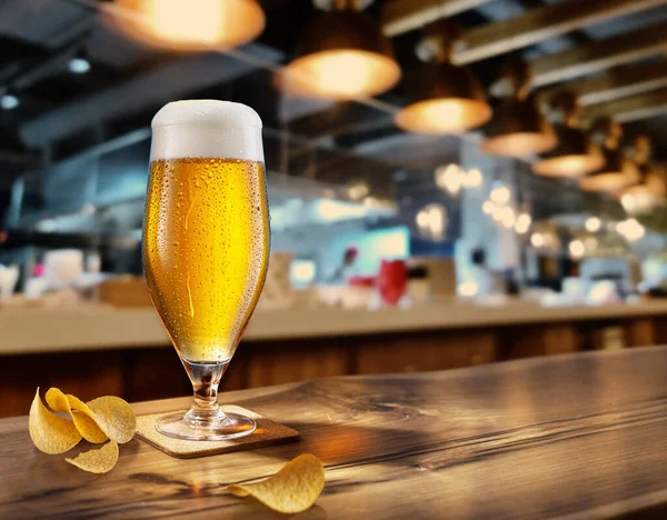 Cooled Glass Beer Condensate Wooden Table Nearby Potato Chips Blurred — Foto de Stock