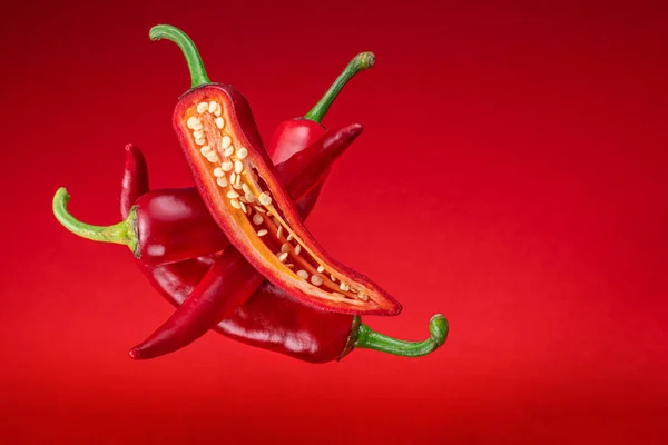 Świeża Papryka Chili Przekroje Papryki Chili Nasionami Unoszącymi Się Powietrzu — Zdjęcie stockowe