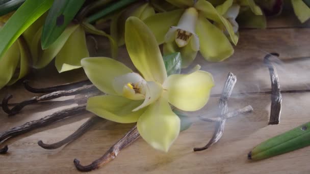 Flor Orquídea Baunilha Com Palitos Baunilha Uma Mesa Madeira Vintage — Vídeo de Stock
