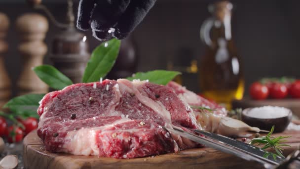 Deux Steaks Crus Aux Épices Herbes Sur Une Table Cuisine — Video