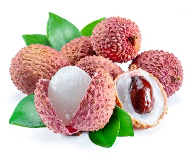 Tüm ve açık liçi meyvesi beyaz arka planda izole.