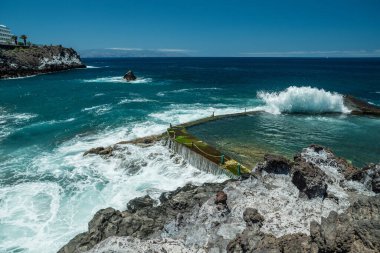 Rocky sahili ve Tenerife Adası 'nın doğal yüzme havuzunda büyük dalgalar kopuyor..