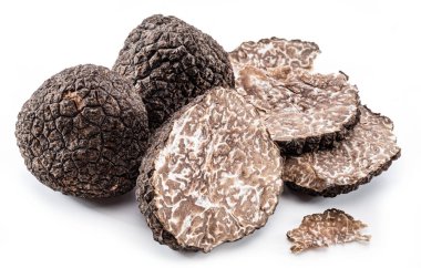 Siyah kış trüf mantarı ve beyaz arka planda mantar dilimleri. Yer mantarlarının en ünlüsü..