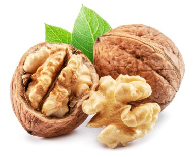 Ceviz, ceviz çekirdeği ve yeşil yapraklar beyaz arka planda izole edilmiş..