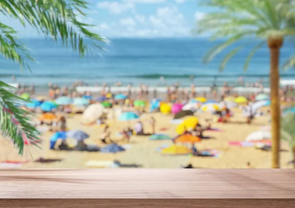 Empty Table Top Blurred Photo Crowded Ocean Beach Summer Day — Fotografia de Stock