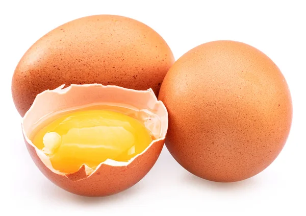 Καφέ Αυγά Κότας Και Κρόκος Αυγού Που Απομονώνονται Λευκό Φόντο — Φωτογραφία Αρχείου