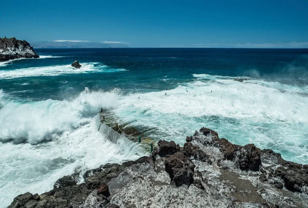 Skalnaté Pobřeží Velká Vlna Lámání Přírodním Bazénu Ostrova Tenerife — Stock fotografie
