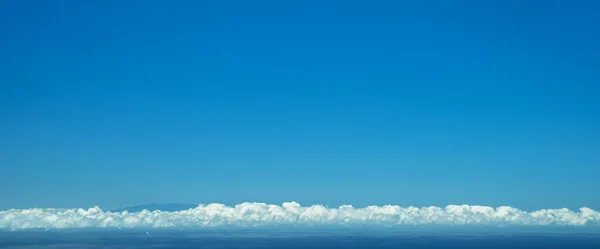 Long Narrow Band Cloud Line Sky Ocean Panoramic Picture — Stock Photo, Image