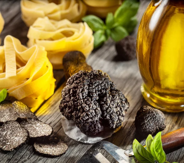 Black Edible Winter Truffle Tagliatelle Fresh Basil Wooden Table Most — Stok Foto