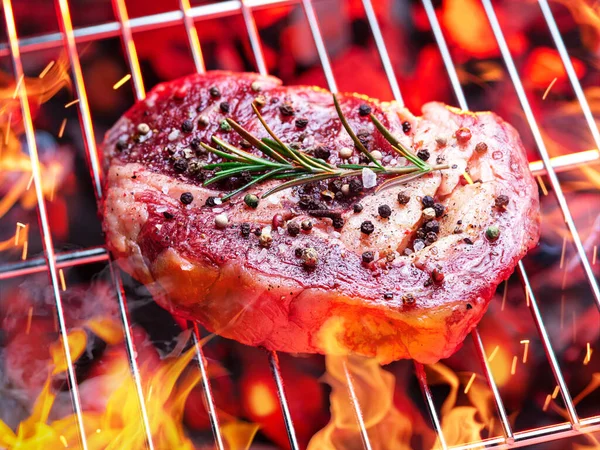 Pečené Filet Mignon Hovězí Steak Grilu Horkých Kouscích Uhlí — Stock fotografie