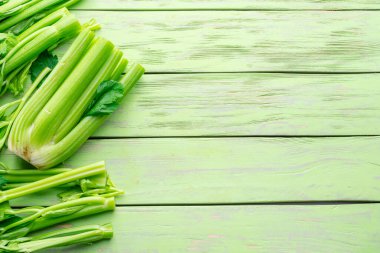 Beyaz zemin üzerinde izole edilmiş kereviz kaburga yığını.