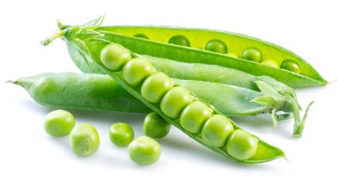 Beyaz arkaplanda izole edilmiş mükemmel yeşil bezelyeler.