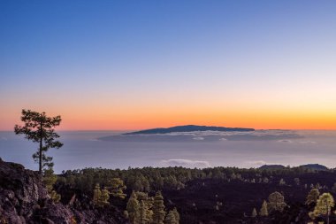 Teide Ulusal Parkı 'ndan La Gomera Adası' nın bulutların üzerindeki görüntüsü. Tenerife Adası.