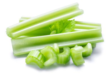 Kereviz kaburgası yığını ve beyaz arkaplanda izole edilmiş kesikler.