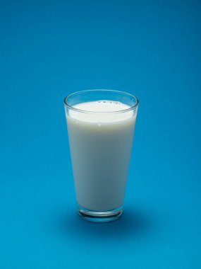 izole mavi zemin üzerine süt.