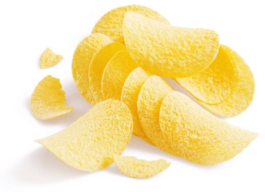 Beyaz arka plan üzerinde izole lezzetli patates cipsi.