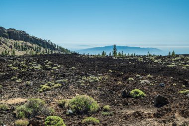 Teide Ulusal Parkı 'ndan La Gomera Adası' nın bulutların üzerindeki görüntüsü. Tenerife Adası.
