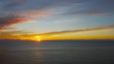 Portekiz 'in Cabo Da Roca Burnu' nda Atlantik Okyanusu 'nda güzel bir günbatımı. 2022 Eylül 'ünde Avrupa' nın en batı noktası.. 