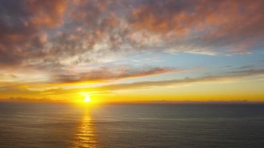 Portekiz 'in Cabo Da Roca Burnu' nda Atlantik Okyanusu 'nda güzel bir günbatımı. 2022 Eylül 'ünde Avrupa' nın en batı noktası.. 