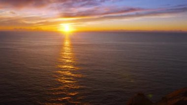 Portekiz 'in Cabo Da Roca Burnu' nda Atlantik Okyanusu 'nda güzel bir günbatımı. 2022 Eylül 'ünde Avrupa' nın en batı noktası.. 