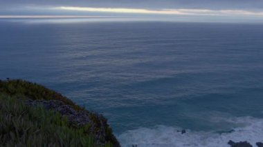 Portekiz 'in Cabo Da Roca Burnu' ndaki Atlantik Okyanusu 'nda güzel bir karanlık akşam manzarası. 2022 Eylül 'ünde Avrupa' nın en batı noktası..