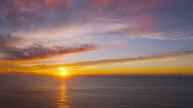 Portekiz 'in Cabo Da Roca Burnu' nda Atlantik Okyanusu 'nda güzel bir günbatımı. 2022 Eylül 'ünde Avrupa' nın en batı noktası. Zaman Hızı videosu.