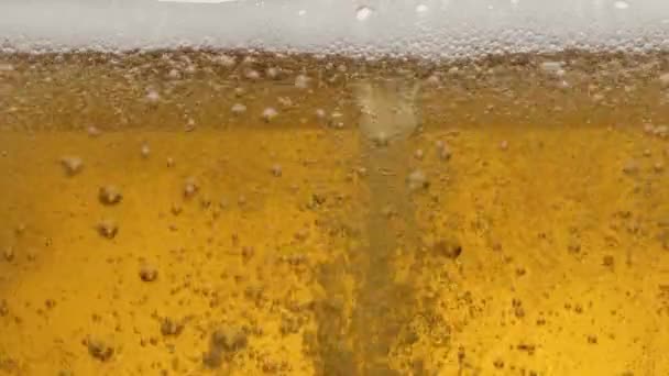 Close Contents Glass Beer Beer Slowly Sways Glass Waves Bubbles — Stock Video