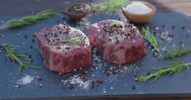 Twee Rauwe Rib Oogsteaks Met Specerijen Kruiden Een Keukentafel Camera — Stockvideo