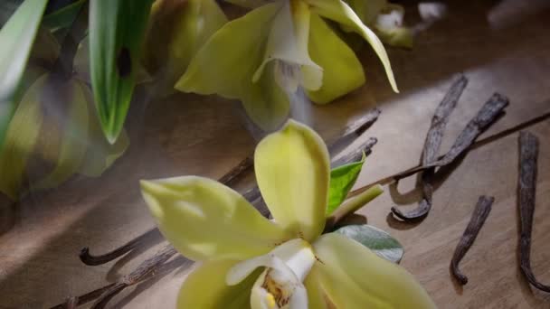 Flor Orquídea Baunilha Com Palitos Baunilha Uma Mesa Madeira Vintage — Vídeo de Stock