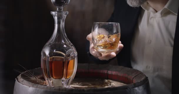 Homme Costume Barbe Sommelier Prend Verre Whisky Sur Glace Tonneau — Video