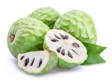 Beyaz arka planda izole edilmiş muhallebi elmaları veya Cherimoya meyveleri ve meyve dilimleri.