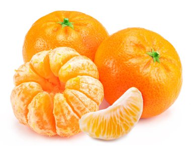 Olgun mandalina meyveleri ve beyaz arka planda mandalina dilimleri..