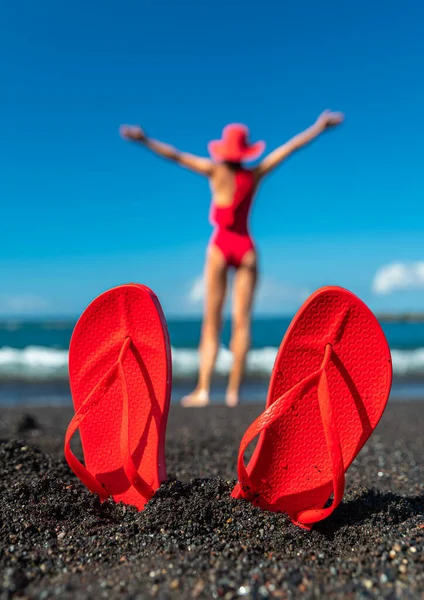 Chinelos Vermelhos Areia Preta Silhueta Mulher Fato Banho Vermelho Praia — Fotografia de Stock