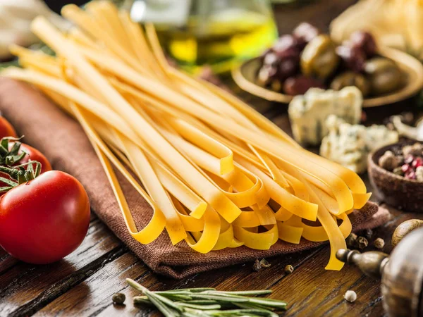 Pastas Secas Con Tomates Aceitunas Sobre Mesa Madera —  Fotos de Stock