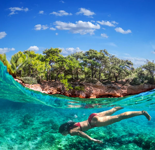 Mujer Buceadora Está Haciendo Snorkel Una Hermosa Playa Mar Mitad — Foto de Stock