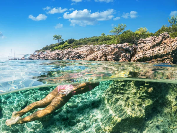 Dívka Potápěč Šnorchlování Krásné Mořské Pláži Spodní Polovina Obrazu Obývána — Stock fotografie