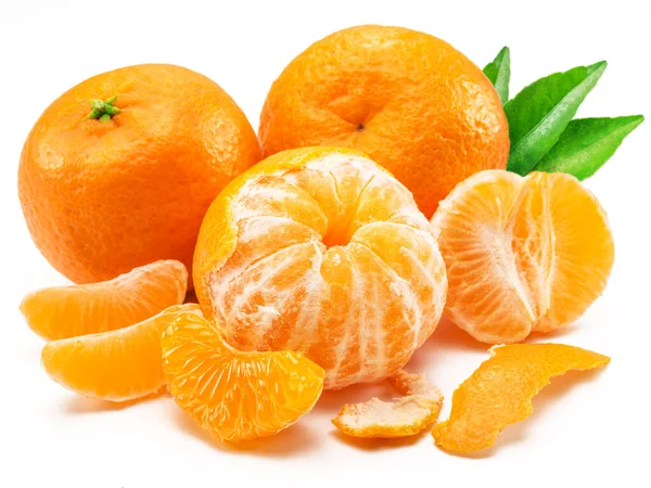 Zralé Mandarinky Ovoce Listy Mandarinkami Plátky Bílém Pozadí — Stock fotografie