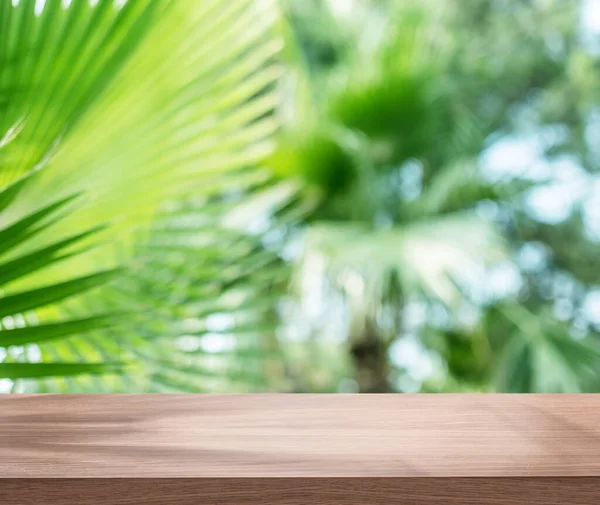 Prázdná Dřevěná Deska Nebo Deska Stolu Rozmazané Zelené Palmové Listy — Stock fotografie
