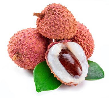 Tüm ve açık liçi meyvesi beyaz arka planda izole.