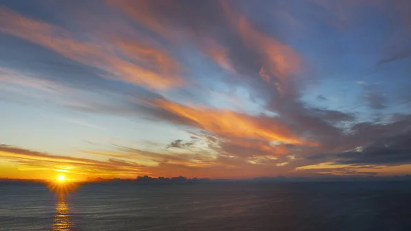 ポルトガル ロカの穏やかな海で息をのむような夕日 — ストック写真