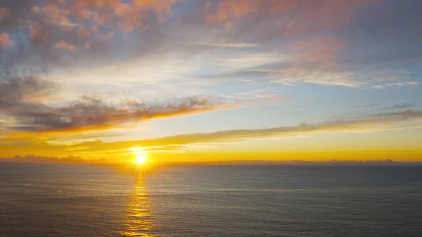 葡萄牙卡波达罗卡平静的海洋中令人叹为观止的落日 — 图库照片