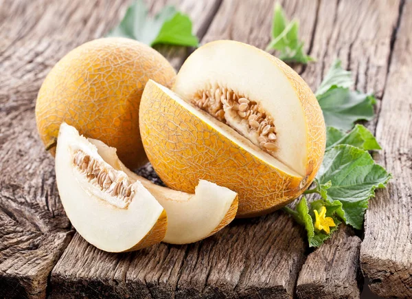 Melón Melón Con Hoja Rodaja Melón Sobre Mesa Madera Vieja —  Fotos de Stock