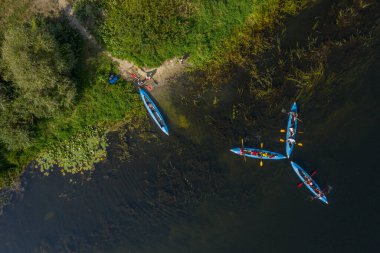Yaz nehrinde kano ve kano. Kanolar ve nehir kıyısında hava aracı görüntüsü.
